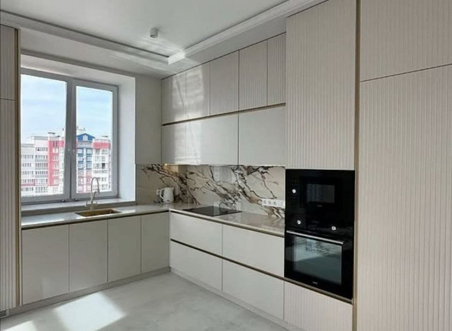 Белая кухня в стиле модерн с окном в новостройку фасады крашеный МДФ Волна №32