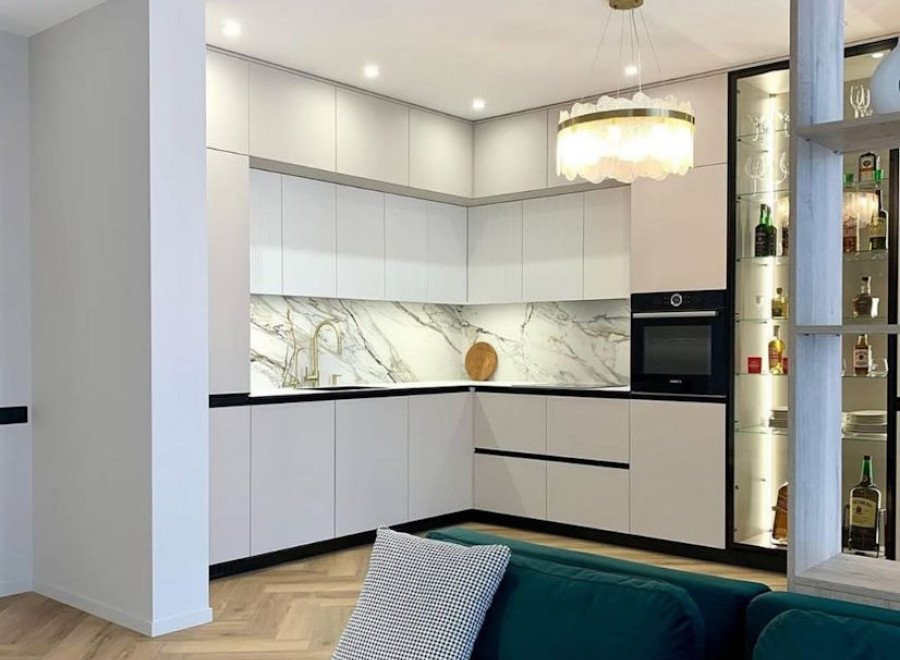 Кухня открытого типа с антресолями, Gola-профилем и стеклянной витриной №214