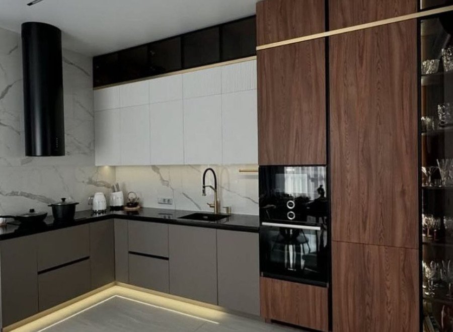 Угловая кухня в стиле фьюжн с комбинированными фасадами и каменной столешницей №215