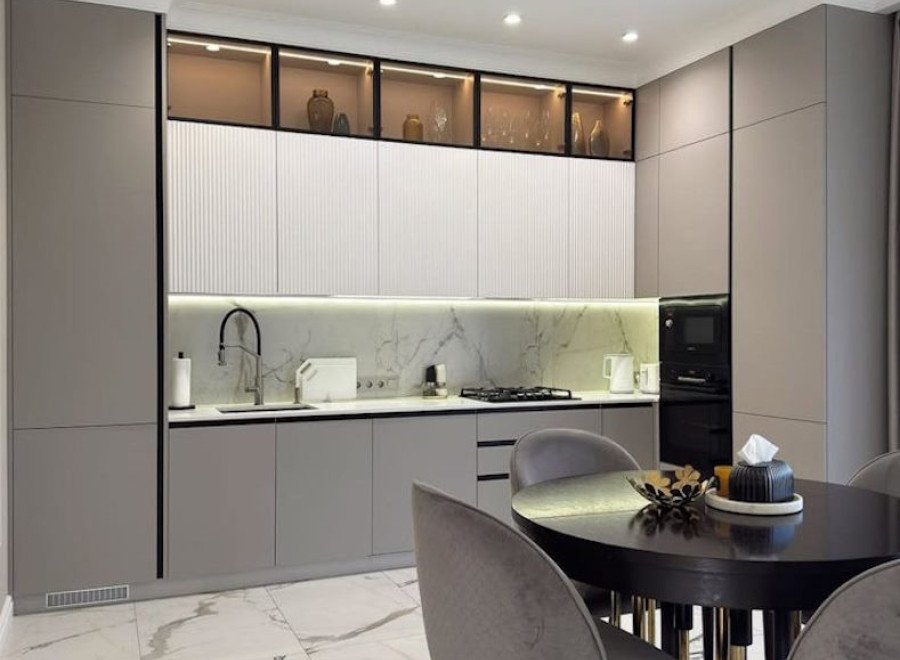 Кухня-столовая в стиле хай-тек с бело-серыми фасадами и черным Gola-профилем №217