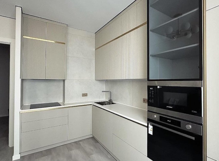 Встроенная лаконичная кухня c фасадами push to open и фрезеровкой Velvet №218
