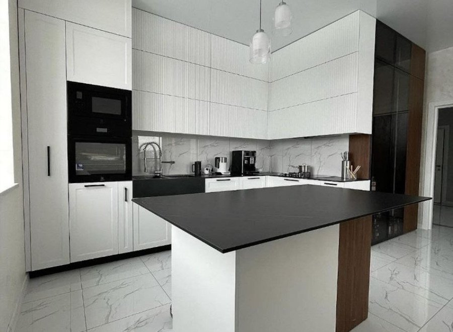 Кухня в стиле эклектика с островом №15