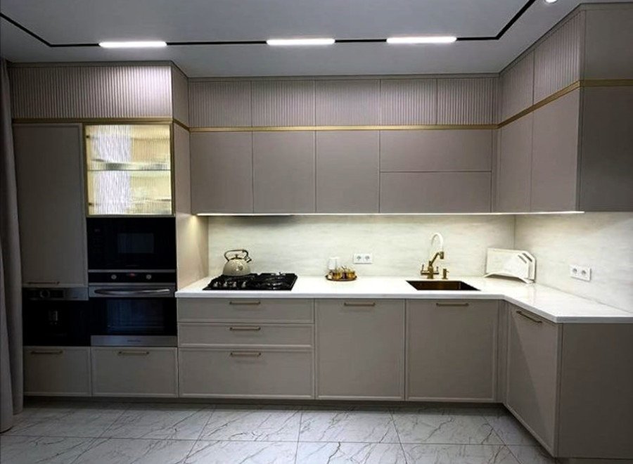 Угловая кухня неоклассика с серо-коричневыми фасадами с золотистой фурнитурой №220