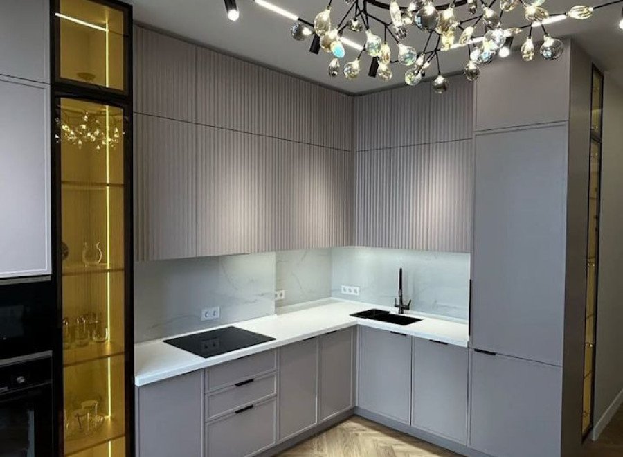 Высокая кухня до потолка в стиле модерн с рифлеными фасадами Velvet и витринами №33
