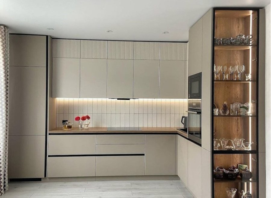 Бежевая уютная кухня до потолка с черным Gola-профилем, витриной и плиткой «кабанчик» №222