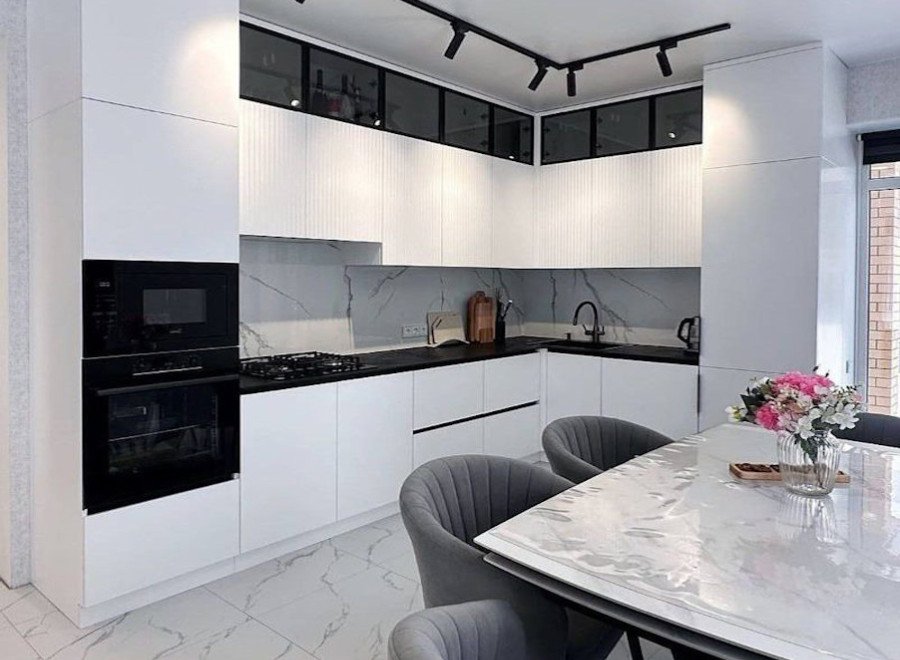 Ослепительно-белая современная кухня открытого типа с черными акцентами №223