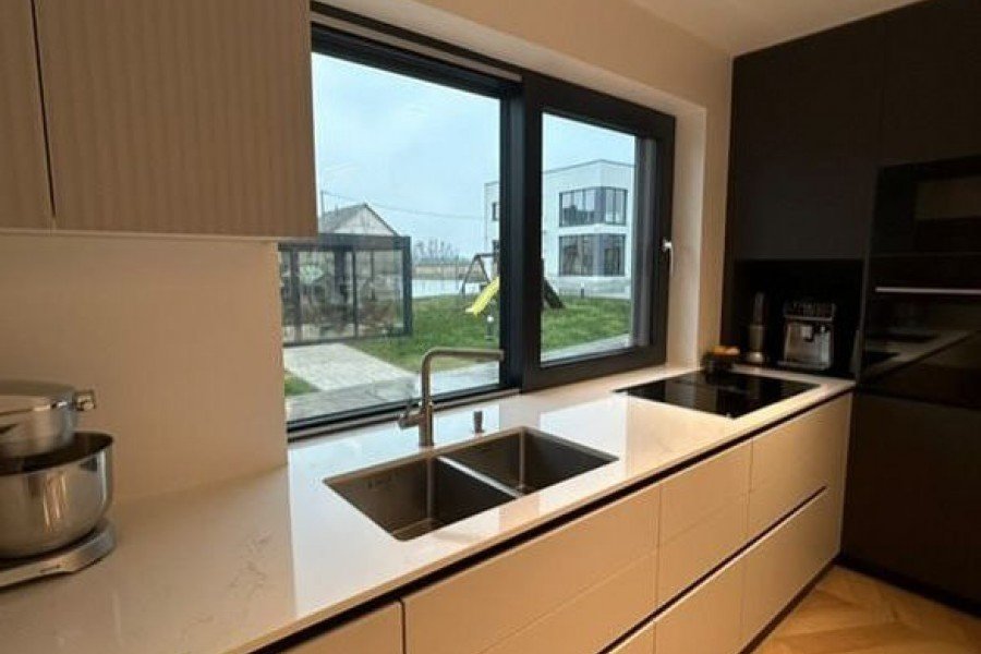 Кухни под окно в Минске под заказ от компании iKuhni.by