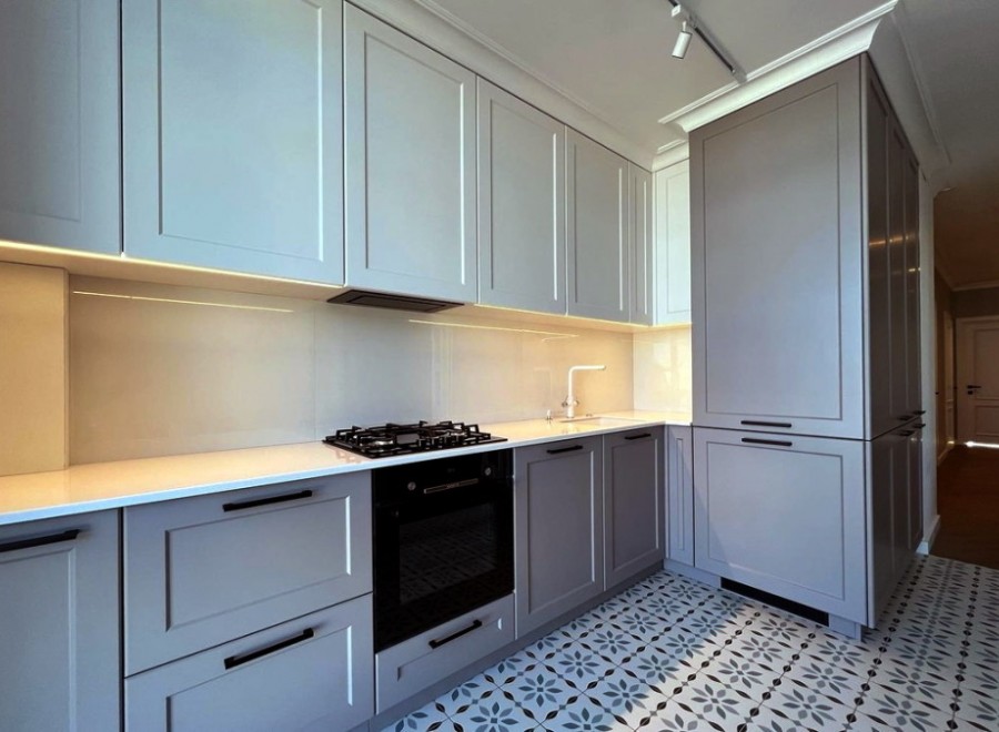 Кухня студия с платяным шкафом в стиле Неоклассика  №19
